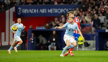 El jugador del Atlético de Madrid, Sorloth, recibe un balón largo de Giménez, en el comienzo de la jugada del 1-1. 
