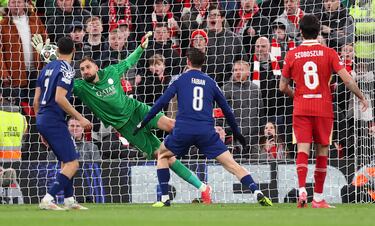 Gianluigi Donnarumma del Paris Saint-Germain realiza una parada durante el partido de vuelta de los octavos de final de la UEFA Champions League 2024/25 entre el Liverpool FC y el Paris Saint-Germain.