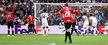 1-2. Disparo de Rafael Leão dentro del área, gran parada de Andriy Lunin y el balón rechazado, lo caza Álvaro Morata para marcar el segundo tanto a placer.
