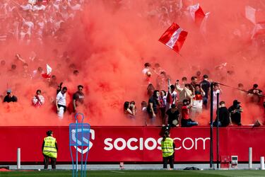 La afición sevillista ha arropado a sus jugadores durante el entrenamiento previo al derbi de mañana ante el Betis. 
