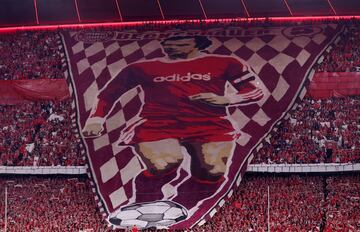 Impresionante tifo de los aficionados del Bayern para homenajear a la mayor leyenda del club y del fútbol alemán, Franz Beckenbauer, fallecido en enero de este año.