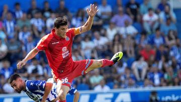 El defensa del Deportivo Alavés, Rubén Duarte (i), lucha por el balón frente al defensa del RCD Espanyol, Javi López (d), durante el partido correspondiente a la tercera jornada de LaLiga Santander que el Deportivo Alavé