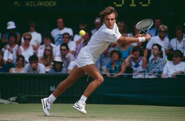 Campeón de 7 Grand Slams y número 1 del mundo en 1988, Wilander brilló en arcilla, dura y hierba (en Australia), pero Wimbledon fue su límite: solo alcanzó los cuartos de final en 1987 y 1989. En cambio, ganó allí el título de dobles en 1986 junto a Joakim Nyström. Figura clave de la Davis Cup sueca en los 80, su juego basado en precisión y control fue referencia en una época dominada por potencia.