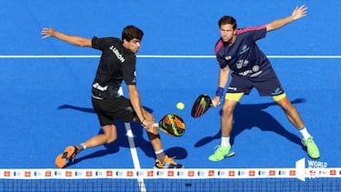 La primera pareja española que acaba como número uno, aunque tras conseguirlo al final de la temporada 2019, en la 2020 se han desvinculado. Lebrón (25) pasó de jugar a la izquierda a la derecha con una pasmosa facilidad, y con Navarro (31) impusieron un estilo agresivo con intercambio de posiciones para desestabilizar a los rivales.