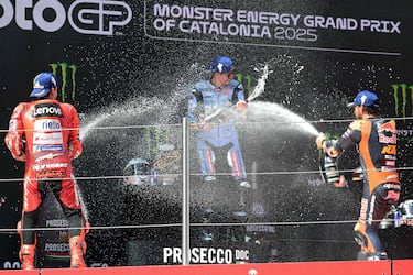  Los hermanos Márquez celebran su primer y segundo puesto en el Gran Premio de Cataluña. Junto a ellos en el podio, el piloto italiano Enea Bastianini que terminó en tercera posición.