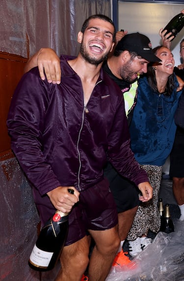 Carlos Alcaraz celebra con su hermano Álvaro Alcaraz en el vestuario tras derrotar al italiano Jannik Sinner durante la final individual masculina del decimoquinto día del Abierto de Estados Unidos 2025.