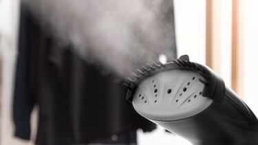 Ahorra tiempo y esfuerzo planchando con esta plancha vertical a vapor con descuento del 52%