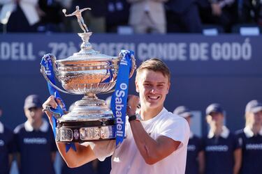Holger Rune ganó la final del Conde de Godó 6-7, 2-6 a Carlos Alcaraz.