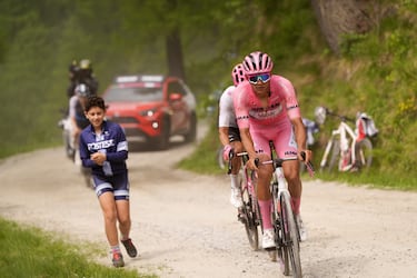 Llegado el sterrato, la maglia rosa ya estaba en manos de Yates de forma virtual sacándole cada vez más tiempo a Del Toro y Carapaz.