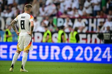 Toni Kroos se lamenta tras finalizar el partido.