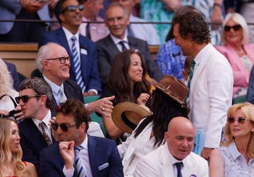Los actores Matthew McConaughey y John Lithgow se saludan antes de la final de Wimbledon disputada entre Carlos Alcaraz y Jannik Sinner.