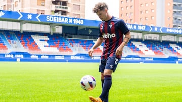 Mario Soriano posa como nuevo jugador azulgrana