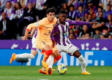 Álvaro Morata pugna por el balón con Martin Hongla.
