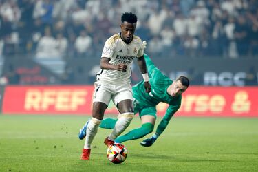 Comienza golpeando el Real Madrid en el Al Awwal Park. Pase filtrado a la perfección de Bellingham que supera a Koundé y deja en el mano a mano a Vinicius. El brasileño sorteó la salida de Iñaki peña y marca a puerta vacía el 1-0.