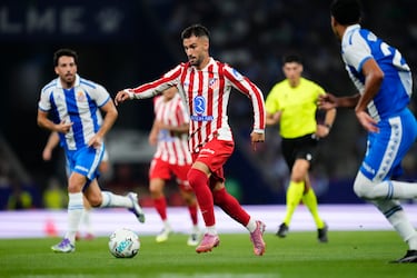 El centrocampista almeriense juega su primer partido en primera división con la camiseta rojiblanca.