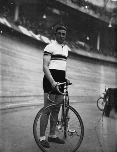 El récord pertenece al belga Karel Kaers, quien se proclamó campeón del mundo en el Mundial de Alemania celebrado en la localidad de Leipzig en 1934 con 20 años, 2 meses y 15 días. Learco Guerra y Gustave Danneels le acompañaron en el podio.