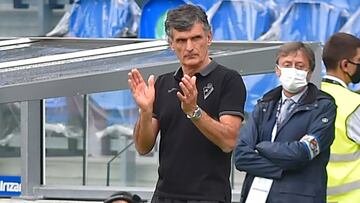 Eibar's Spanish coach Jose Luis Mendilibar applauds during the Spanish league football match between Real Sociedad and SD Eibar at the Anoeta stadium in San Sebastian on December 13, 2020. (Photo by ANDER GILLENEA / AFP)