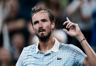 El ruso Daniil Medvedev hace un gesto tras ganar el tercer set de su partido de primera ronda individual masculino contra el francés Benjamin Bonzi en el primer día del Abierto de Estados Unidos.