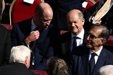 El príncipe Guillermo de Gran Bretaña y el canciller alemán Olaf Scholz asisten a la misa funeral del Papa Francisco en la Plaza de San Pedro del Vaticano.