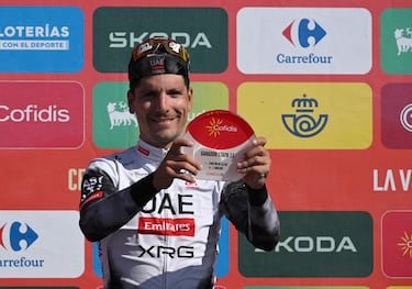 El ciclista portugués João Almeida celebra la victoria de etapa.