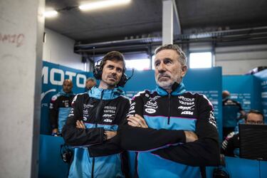 “Rossi y yo nos pasamos 7 veces en la última vuelta de su primera victoria”