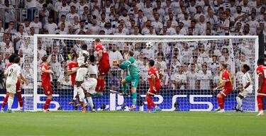 2-1. Saque de esquina de Luka Modrik, Alexander Nübel falla en la salida y el central alemán remata de cabeza para meter el balón dentro de la portería de su exequipo.