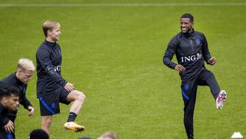 Wijnaldum entrando con Frenkie de Jong.