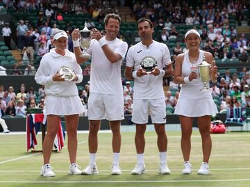 Uno de los aspectos más legendarios y a la vez controvertidos de Wimbledon es el Dress Code, el código de vestimenta que obliga a todos los jugadores a vestir con equipaciones en las que el color predominante sea el blanco, incluidas las zapatillas y todos los accesorios, como cintas para el pelo, muñequeras, gorras… Sólo se permiten pequeñas bandas de otros colores, de un máximo de 10 milímetros. A los socios e invitados del torneos se les exige acudir con chaqueta, corbata y pantalón 'de apariencia respetable'. A partir de 2023 las jugadoras pueden usar ropa interior de color semioscuro si así lo desean.