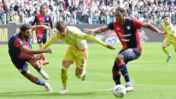 Turin (Italy), 06/10/2024.- Juventus' Dusan Vlahovic and Cagliari's Yerri Mina in action during the Italian Serie A soccer match between Juventus FC and Cagliari Calcio, in Turin, Italy, 06 October 2024. (Italia) EFE/EPA/ALESSANDRO DI MARCO