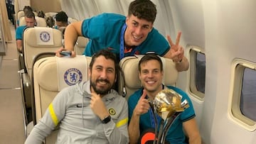José Calvarro, fisioterapeuta español del Chelsea, junto a Azpilicueta y Kepa tras conquistar el Mundial de Clubes.