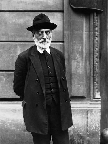 El 31 de diciembre de 1936, se despidió a otro universal de la literatura española, parte importante de la Generación del 98. Miembro activo de la política y la sociedad española de la época, estuvo desterrado en Fuerteventura por su oposición a la dictadura de Miguel Primo de Rivera, después fue diputado en las Cortes Constituyentes de la Segunda República, de la que se fue distanciando hasta comulgar con la sublevación militar que dio inicio a la Guerra Civil española, aunque meses después terminó por retractarse. El escritor vasco falleció a los 72 años de edad en Salamanca, siendo el rector de la histórica Universidad de la ciudad . Nos dejó grandes obras para la posteridad como "Niebla" y "La Tía Tula" entre otros muchos títulos.
