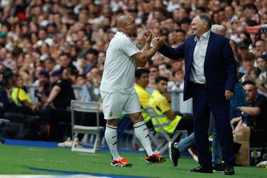Saludo entre José Antonio Camacho y Roberto Carlos durante el partido benéfico de leyendas XII Corazón Classic Match Real Madrid-Borussia Dortmund.