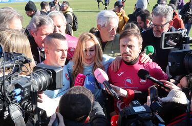 Richy Castellanos, Ana Obregón y José Mota hablan ante los medios, reunidos en el estadio Fernando Torres de Fuenlabrada, antes del Partido Benéfico "Artistas vs Famosos".