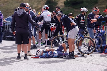 El español Míkel Landa (Soudal-Quick Step) es atendido tras una dura caída durante la etapa. 