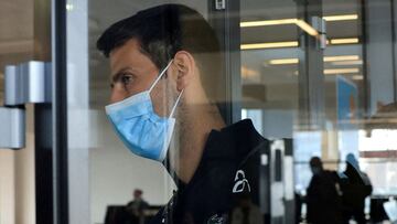 El tenista serbio Novak Djokovic llega al Aeropuerto Nikola Tesla de Belgrado tras ordenarse su deportación de Australia.
