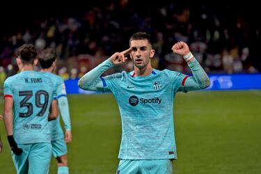 1-1. Ferran Torres celebra el primer gol que anota en el minuto 34 de partido.