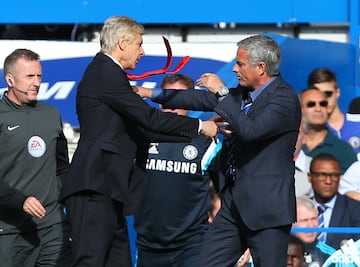 ‘The Special One’ y el legendario entrenador de los ‘gunners’ nunca han tenido la mejor de las relaciones. Dicha rivalidad estalló en 2014 en un encuentro entre Chelsea y Arsenal a través de una entrada acontecida en el partido. Los dos entrenadores discreparon y comenzó una pugna que duró varios minutos, en la que se dedicaron insultos y empujones.
