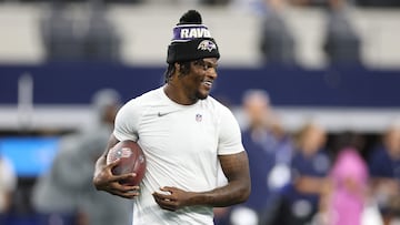 ARLINGTON, TEXAS - AUGUST 16: Lamar Jackson #8 of the Baltimore Ravens participates in warmups prior to the NFL Preseason 2025 game against the Dallas Cowboys at AT&T Stadium on August 16, 2025 in Arlington, Texas. Stacy Revere/Getty Images/AFP (Photo by Stacy Revere / GETTY IMAGES NORTH AMERICA / Getty Images via AFP)