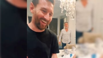 ¡Imperdible! La reacción de Lionel Messi al firmar un tatuaje con su rostro