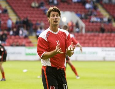 El atacante danés, hermano de Michael, Brian Laudrup, con una carrera en Alemania, Italia y Escocia, anunció en 2020 que había derrotado al cáncer: un linfoma folicular, una enfermedad que le habían diagnosticado en 2010, y que es uno de los diferentes tipos de cáncer de sangre. Fue el propio jugador quien anunció su triunfo ante la enfermedad a través de sus redes sociales con una foto con sus médicos.