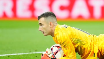 Iñaki Peña goalkeeper of Barcelona and Spain makes a save during the La Liga match between Real Madrid CF and FC Barcelona at Estadio Santiago Bernabeu on October 27, 2024 in Madrid, Spain. (Photo by Jose Breton/Pics Action/NurPhoto via Getty Images)
PUBLICADA 25/08/25 NA MA19 2COL