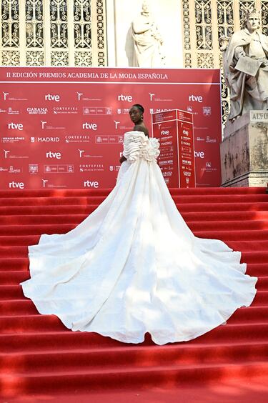 La creadora de contenidos Yuma Dembele posa en la alfombra roja de la II edición de los Premios Academia de la Moda Española que tiene lugar en la Biblioteca Nacional.