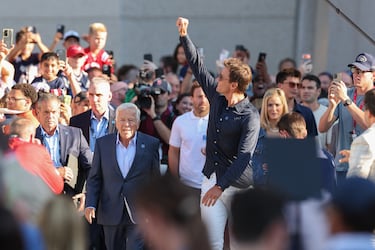 Tom Brady saluda a los aficionados a su llegada al homenaje en el que se desveló su estatua a los pies del Gillette Stadium.