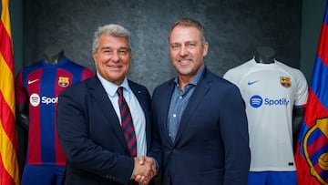 GRAFCAT4934. BARCELONA, 29/05/2024.- El alemán Hans-Dieter Flick (d) junto al presidente del FC Barcelona, Joan Laporta, tras firmar su contrato como nuevo entrenador del Barcelona para las dos próximas temporadas, hasta junio de 2026. EFE/German Parga/FC Barcelona SÓLO USO EDITORIAL/SOLO USO PERMITIDO PARA ILUSTRAR LA NOTICIA QUE APARECE EN EL PIE DE FOTO (CRÉDITO OBLIGATORIO)