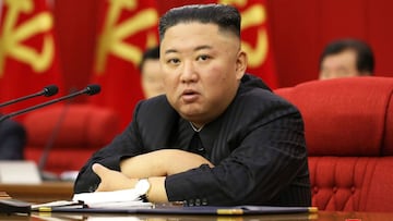 Pyongyang (Korea, Democratic People''s Republic Of), 18/06/2021.- A photo released by the official North Korean Central News Agency (KCNA) shows North Korean supreme leader Kim Jong-un presiding over the third Plenary Meeting of the 8th Central Committee of the Workers' Party of Korea (WPK), in Pyongyang, North Korea, 18 June 2021 (issued 19 June 2021). According to KCNA, the meeting 'closed on 18 June after successfully wrapping up the discussion of the agendas as the millions of Party members, boundlessly inspired by the leadership of the great Party Central Committee, displayed their iron will to faithfully implement the important policies newly indicated by the Party.' (Lanzamiento de disco) EFE/EPA/KCNA EDITORIAL USE ONLY