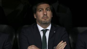 Bruno de Carvallo, expresidente del Sporting de Portugal, en el banquillo del Santiago Bernabéu.