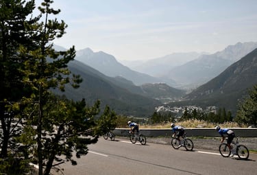 Un grupo de ciclistas durante la cuarta etapa de hoy.