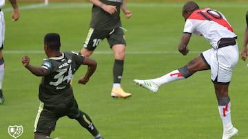 Gaël Kakuta dispara a puerta en el partido ante el Mainz 05