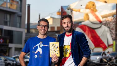 Izaguirre y Gurrutxaga posan con su libro.