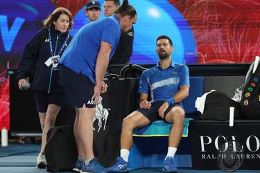 Novak Djokovic se duele en el banco de la Rod Laver.
